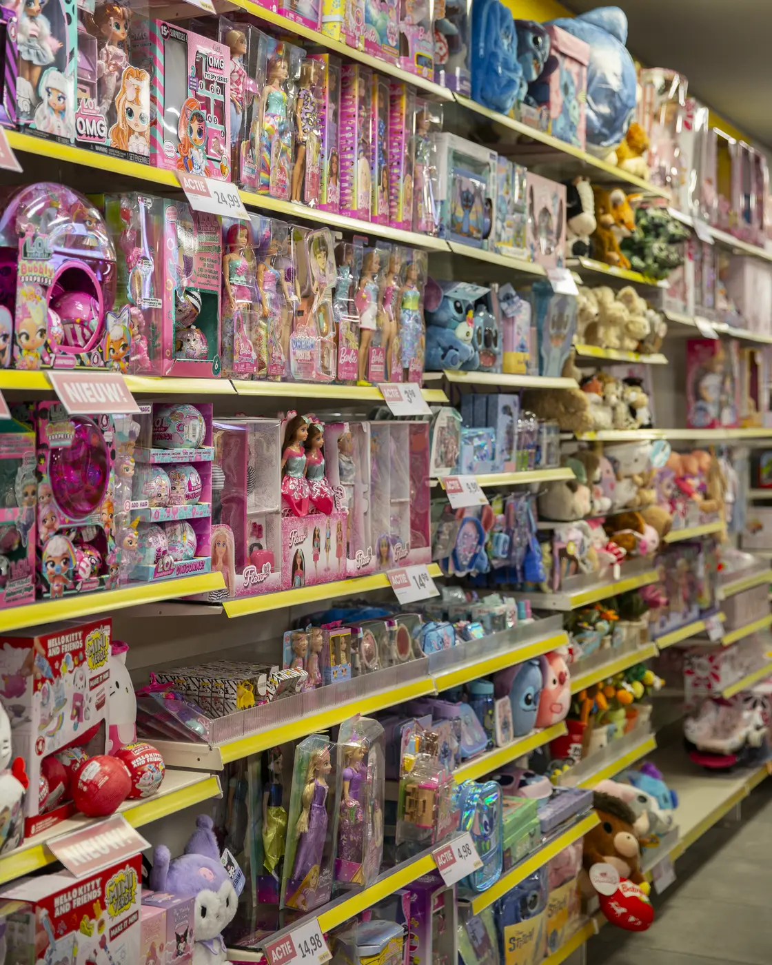 Schappen vol speelgoed en knuffels