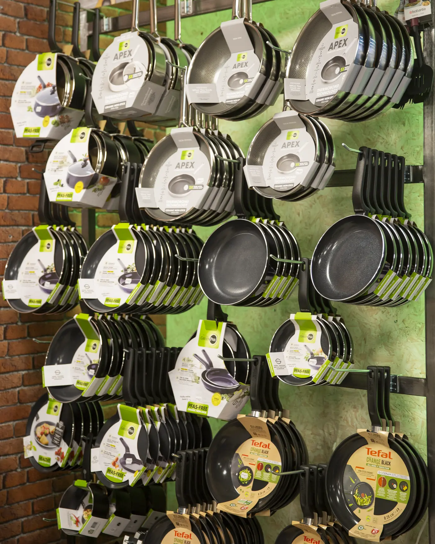 Wand vol pannen en koekenpannen