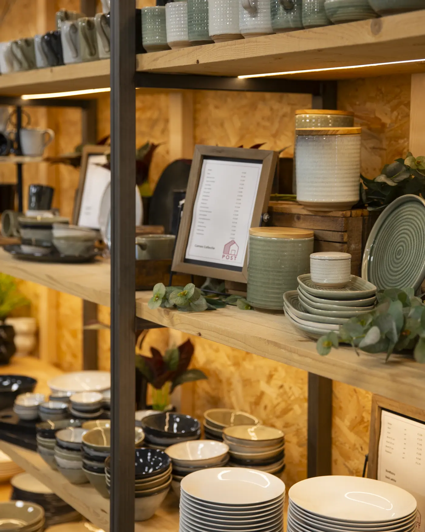 Schappen met servies, schalen en tafelgerei
