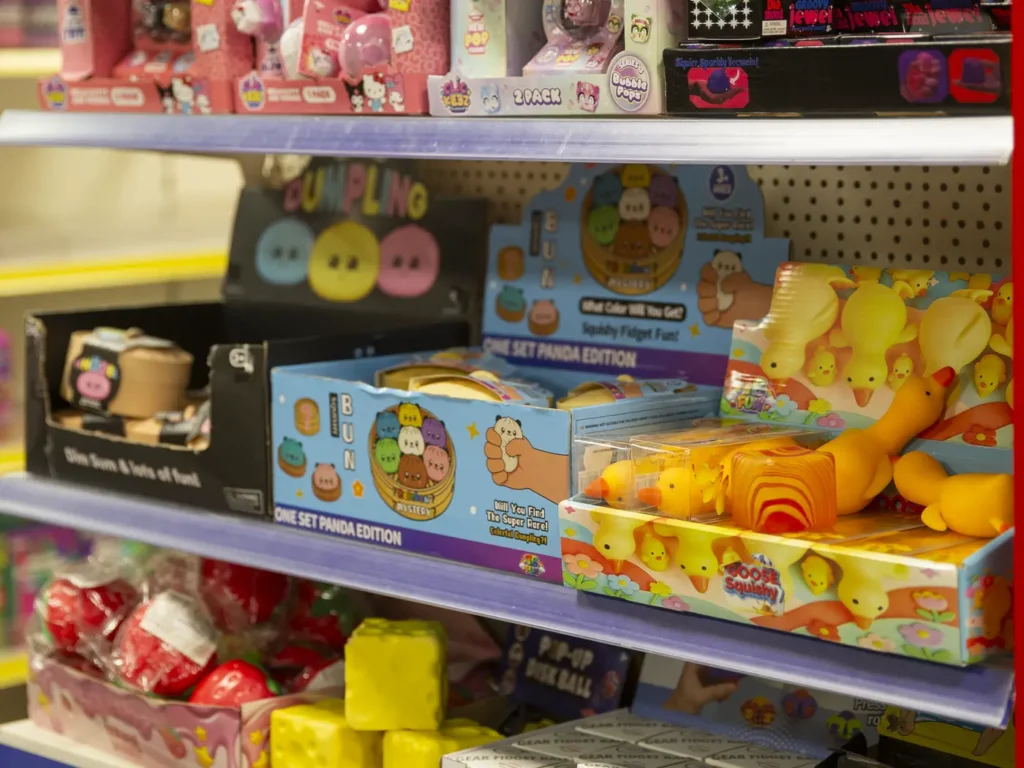 Schappen met fidget toys, squishies en andere trendartikelen