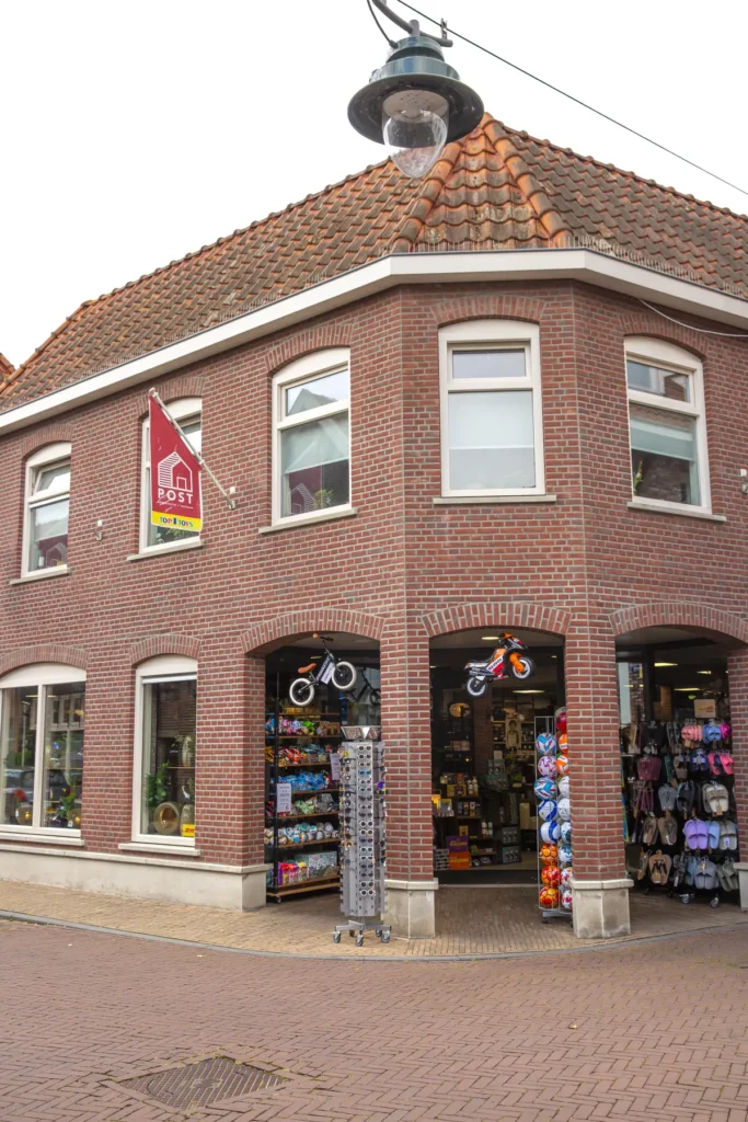 De winkel van Warenhuis Post op de hoek van de Lievelderstraat in Groenlo