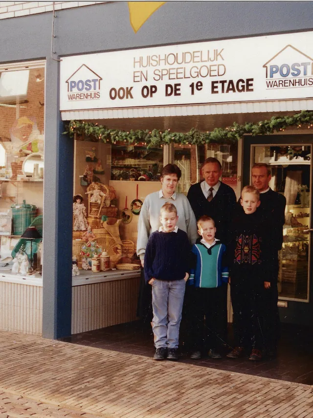 De familie voor de winkel aan de Lievelderstraat