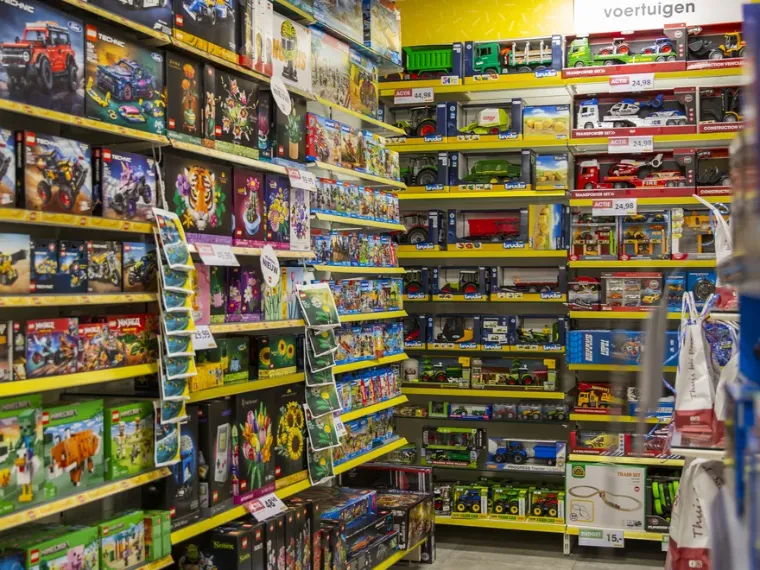 Speelgoedafdeling met LEGO en spellen bij Warenhuis Post
